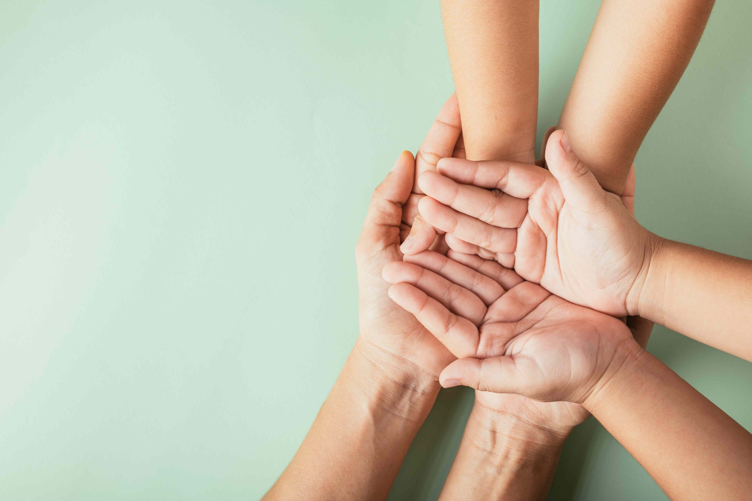 As consultas de aconselhamento parental ajudam pais e cuidadores a fortalecer vínculos, gerir desafios familiares e promover o desenvolvimento emocional saudável das crianças, seguindo práticas de parentalidade positiva baseadas em evidência científica.